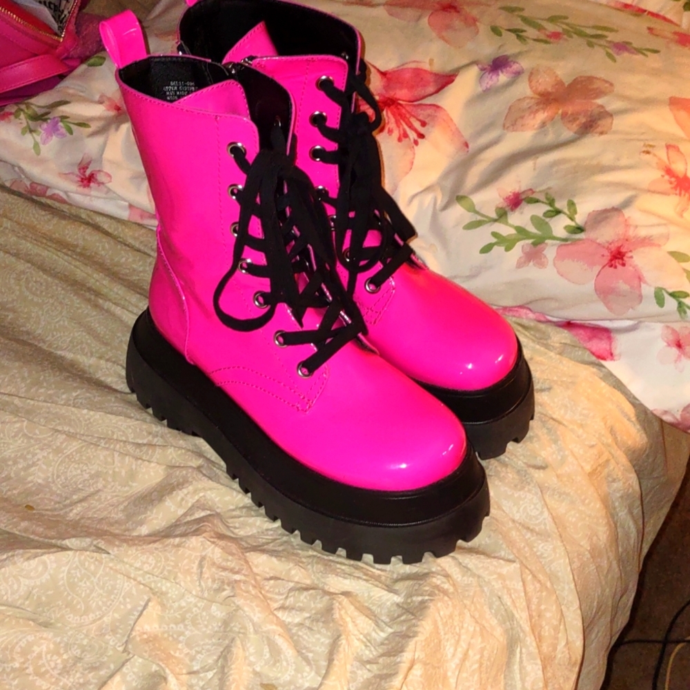 🩰🎉🦄NWOT DOLLSKILL HOT PINK BOOTS!VEGAN NVRWRN OUTSIDE THESE ARE A SHOWSTOPPER